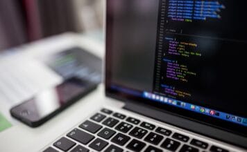 Społeczny dowód słuszności – jak działa w kampaniach oszustów