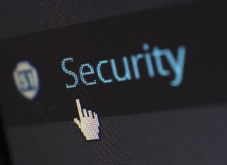 Antywirus, EDR, XDR – które rozwiązanie ochroni firmową sieć najlepiej w 2025 roku Kursor myszy na ekranie z napisem o cyfrowym bezpieczeństwie