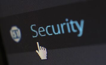 Antywirus, EDR, XDR – które rozwiązanie ochroni firmową sieć najlepiej w 2025 roku Kursor myszy na ekranie z napisem o cyfrowym bezpieczeństwie