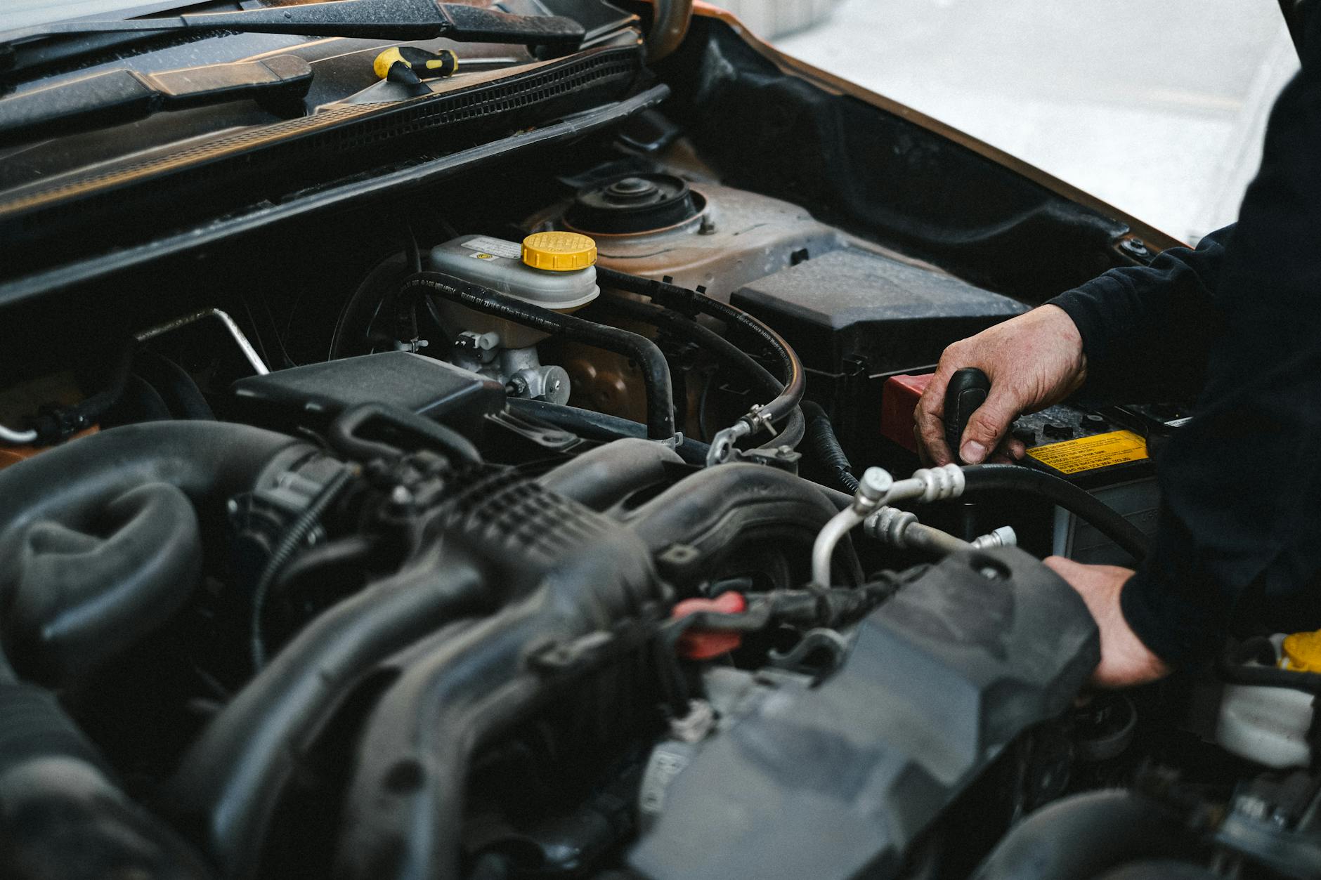 Mechanik naprawiający silnik samochodu z turbosprężarką