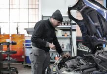 Jak dbać o turbosprężarkę w silnikach BlueHDi, dCi i HDi, aby uniknąć kosztownych napraw Mechanik sprawdza silnik samochodu w warsztacie