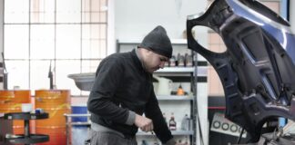 Mechanik sprawdza silnik samochodu w warsztacie
