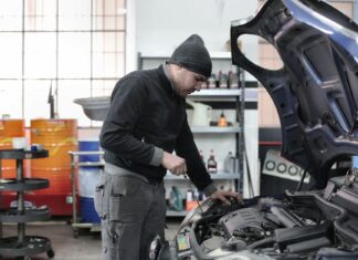 Jak dbać o turbosprężarkę w silnikach BlueHDi, dCi i HDi, aby uniknąć kosztownych napraw Mechanik sprawdza silnik samochodu w warsztacie
