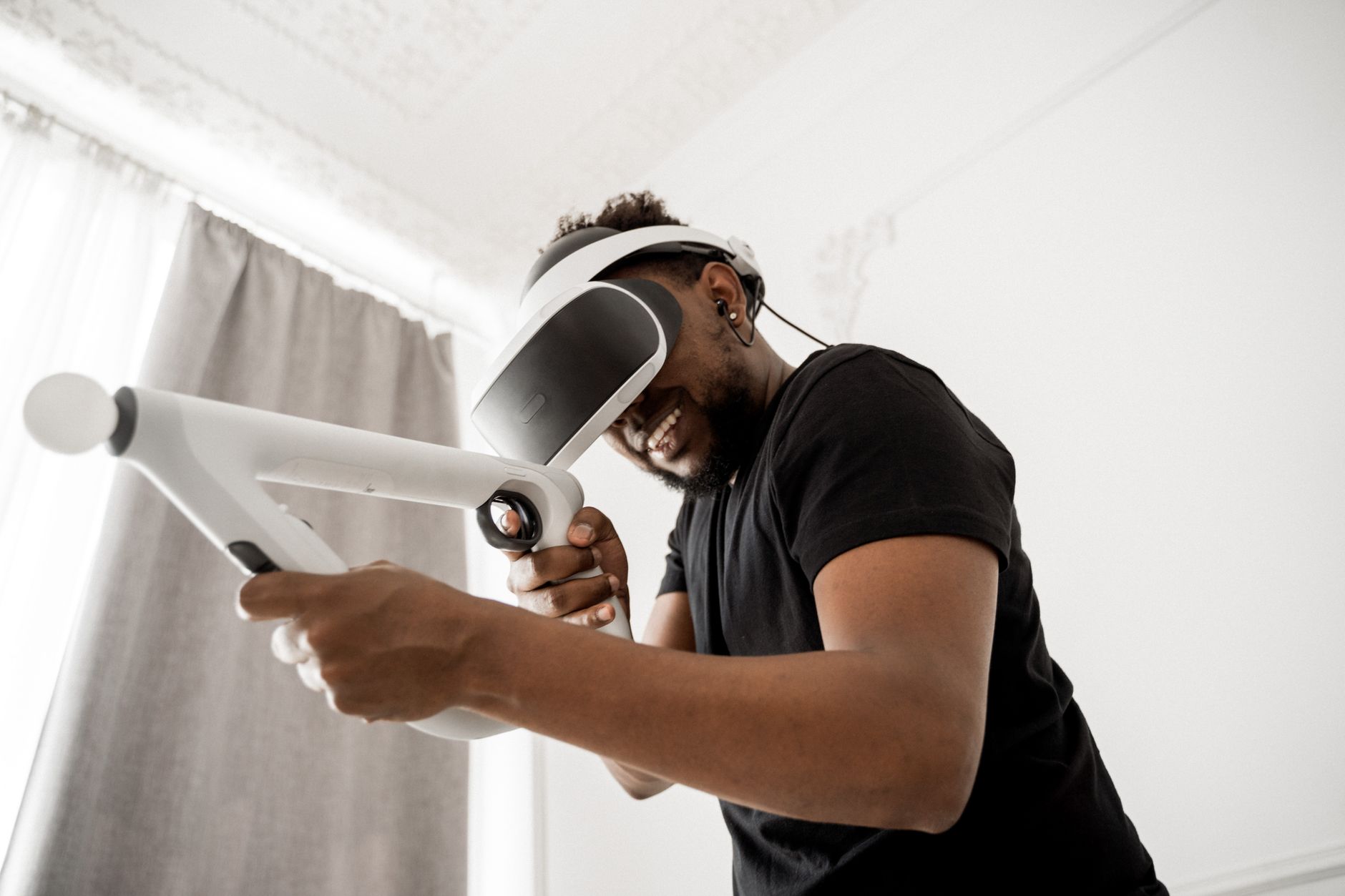 Mężczyzna w goglach VR gra w immersyjną grę online w domu