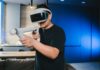Low‑latency 5G w grach online, VR i AR: jak programować pod ultra niski ping Mężczyzna w goglach VR grający w domu w sieciową grę 5G