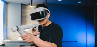 Mężczyzna w goglach VR grający w domu w sieciową grę 5G