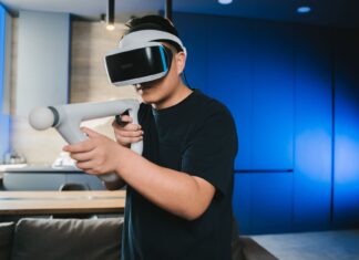 Mężczyzna w goglach VR grający w domu w sieciową grę 5G