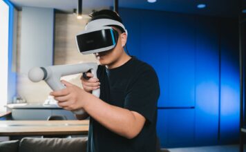 Mężczyzna w goglach VR grający w domu w sieciową grę 5G