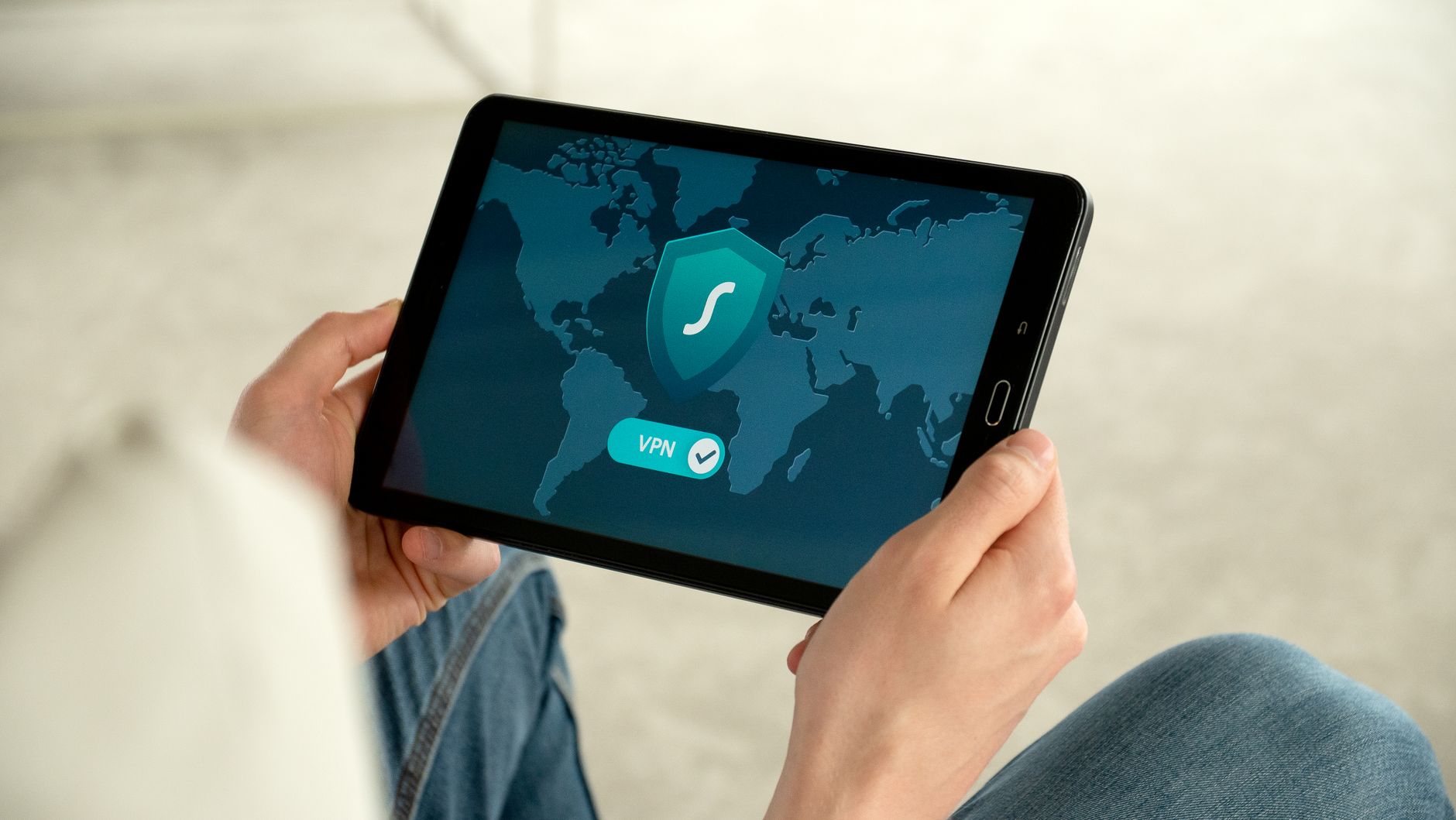 Osoba trzyma tablet z ekranem bezpiecznego połączenia VPN
