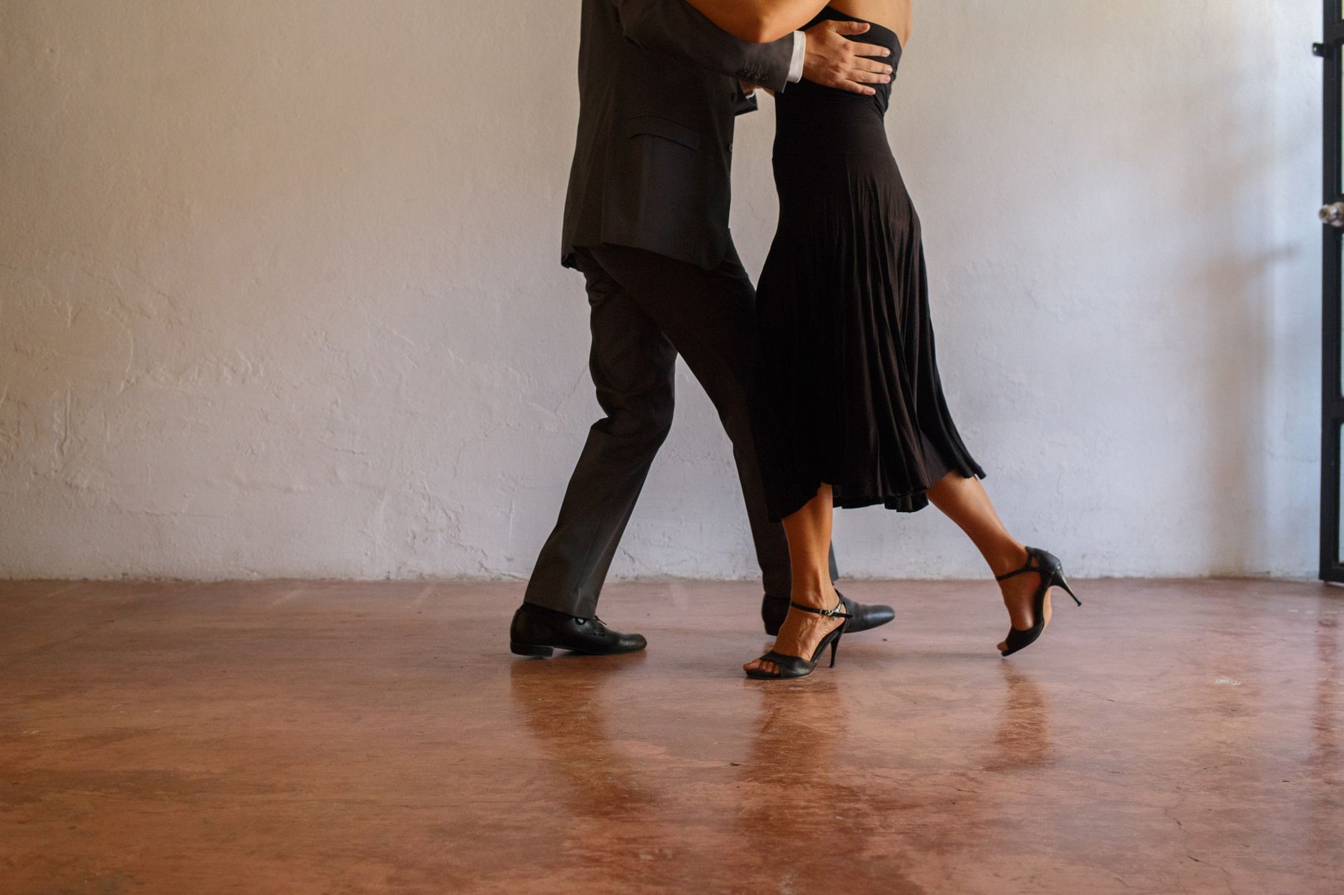 Para elegancko tańcząca tango na betonowej podłodze