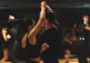 Podstawy techniki tańca latino dla początkujących: kluczowe zasady pracy ciała, rytmu i prowadzenia Para tańczy tango latino w studiu przed obserwującymi kursantami