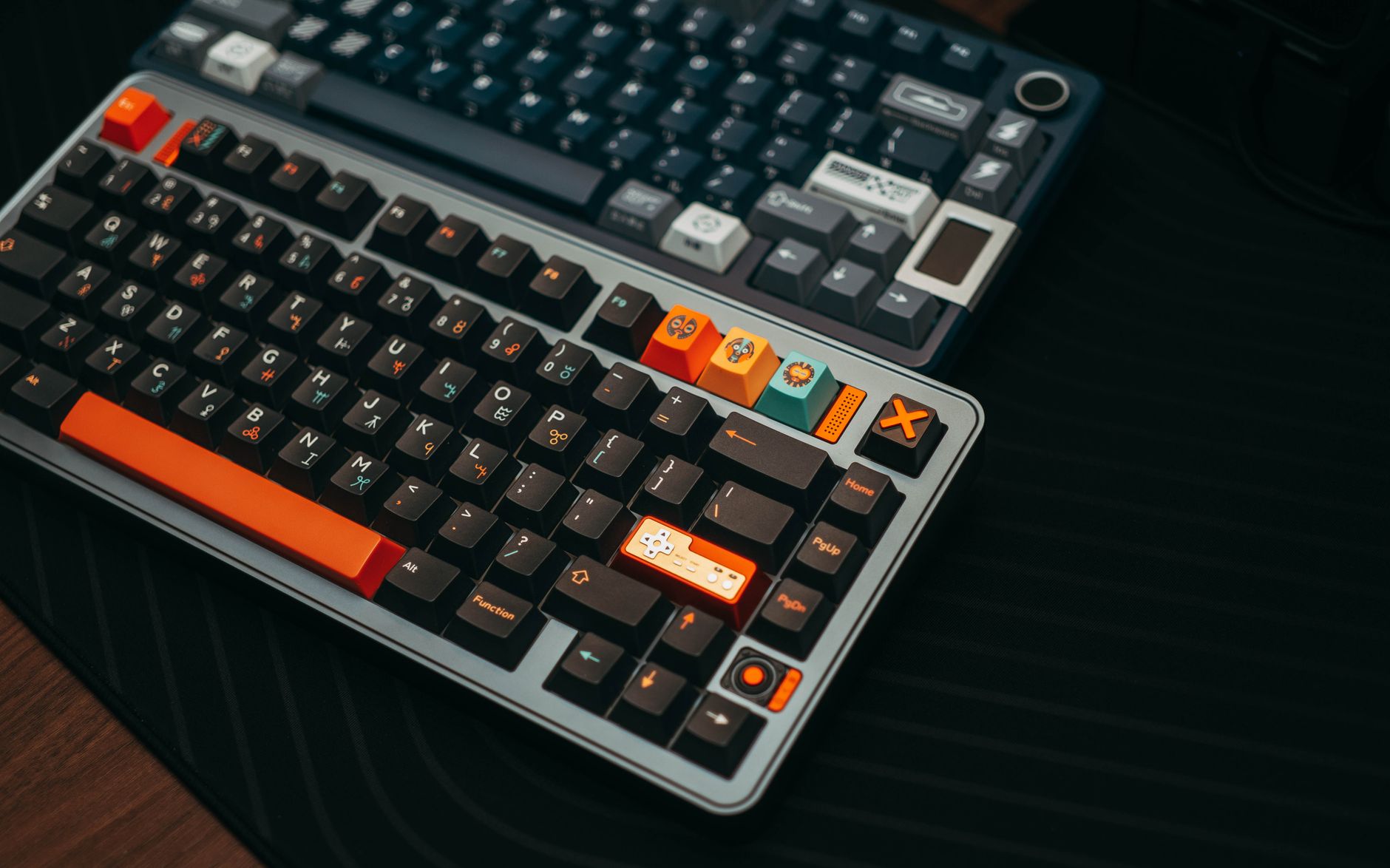 Zbliżenie na kolorowe klawiatury mechaniczne z niestandardowymi keycapami