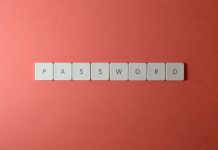 Jak bronić się przed credential stuffing, gdy twoje hasło już wyciekło do sieci Kostki na klawiaturze układające słowo PASSWORD na koralowym tle