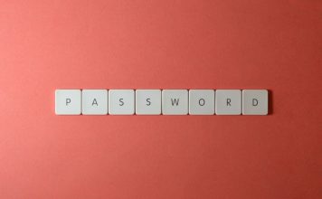 Jak bronić się przed credential stuffing, gdy twoje hasło już wyciekło do sieci Kostki na klawiaturze układające słowo PASSWORD na koralowym tle