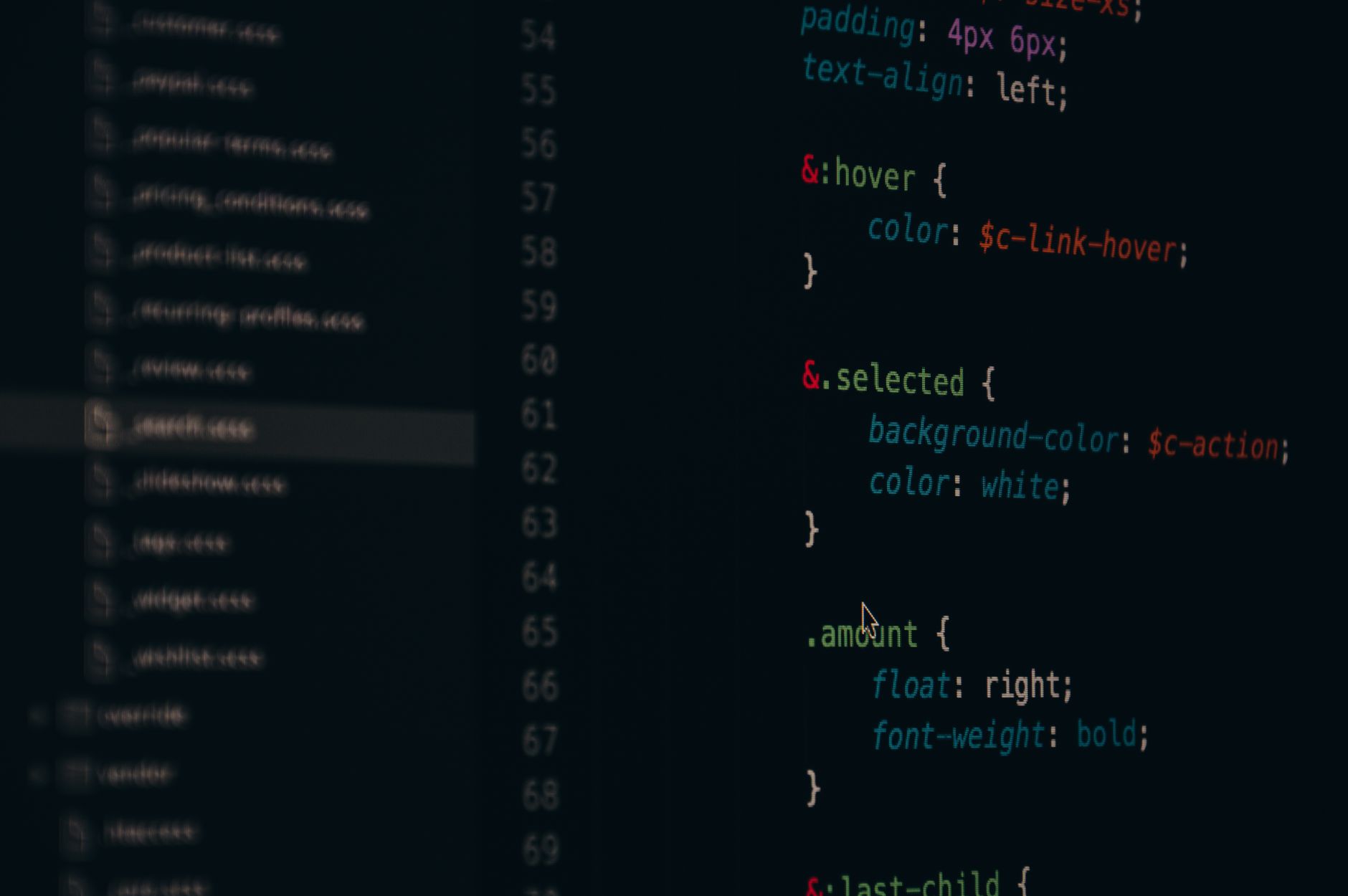 Zbliżenie na kolorowe linie kodu CSS na ekranie komputera
