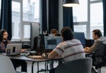 Polskie deep techy rosną w siłę. Gdzie szukać przewagi technologicznej Zespół programistów pracuje przy komputerach w nowoczesnym biurze tech
