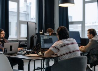 Polskie deep techy rosną w siłę. Gdzie szukać przewagi technologicznej Zespół programistów pracuje przy komputerach w nowoczesnym biurze tech