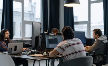 Polskie deep techy rosną w siłę. Gdzie szukać przewagi technologicznej Zespół programistów pracuje przy komputerach w nowoczesnym biurze tech