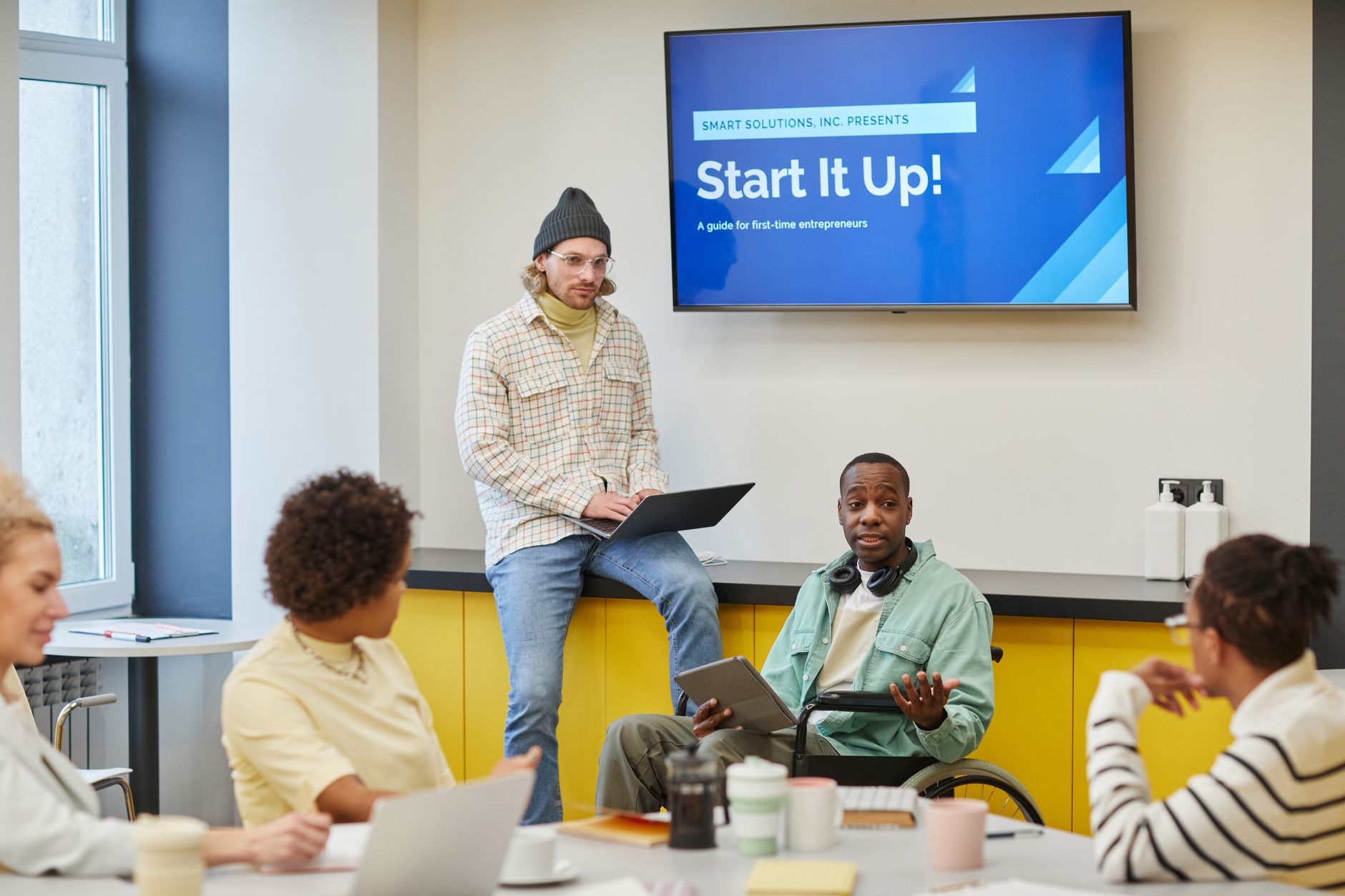 Zespół startupowy omawia strategię deep tech podczas spotkania w biurze